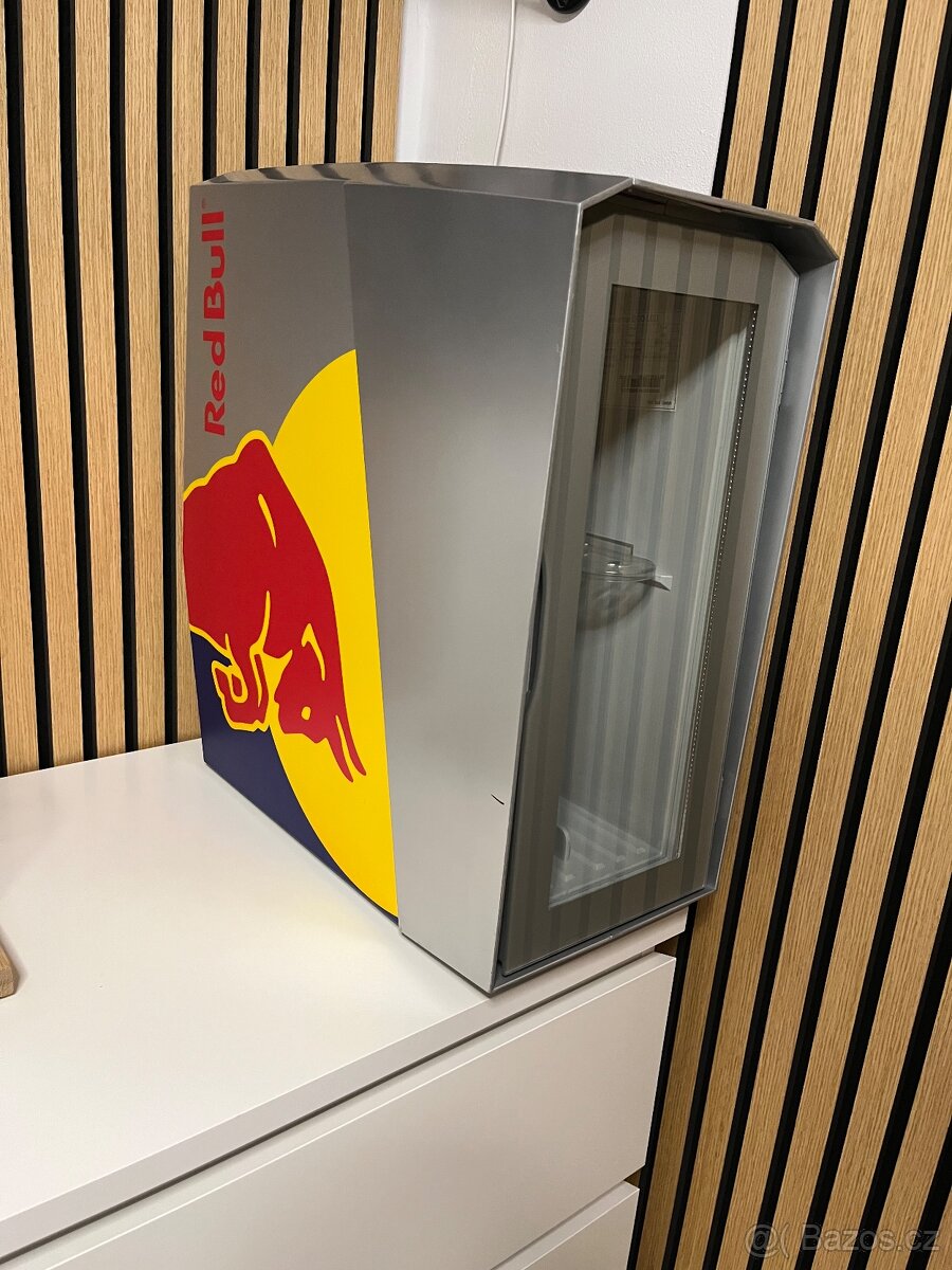 Lednička Red Bull, hezký stav Čistá
