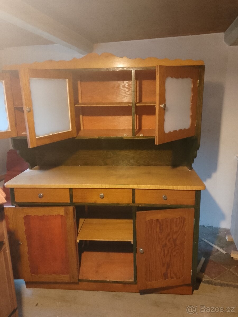 Stara dvoudilna kuchynska skrin