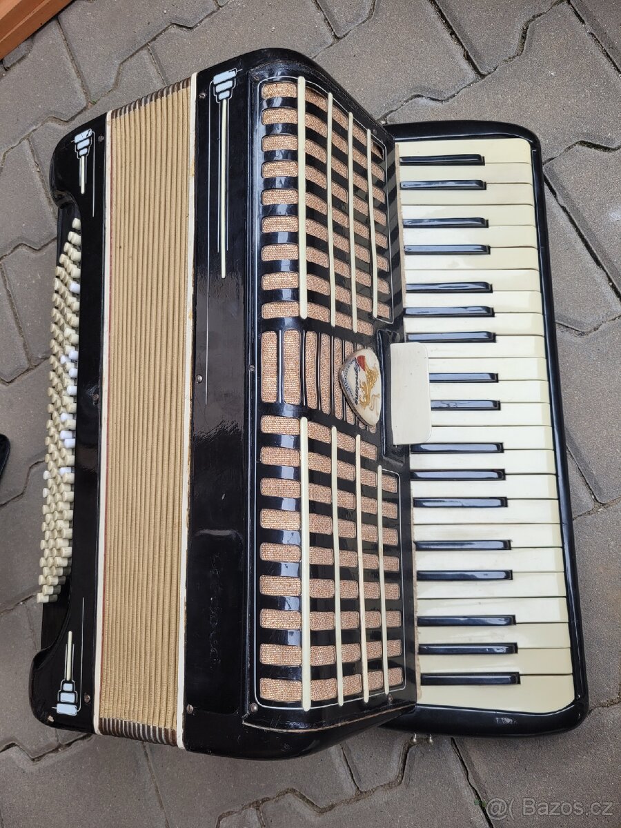 Akordeon tahací harmonika