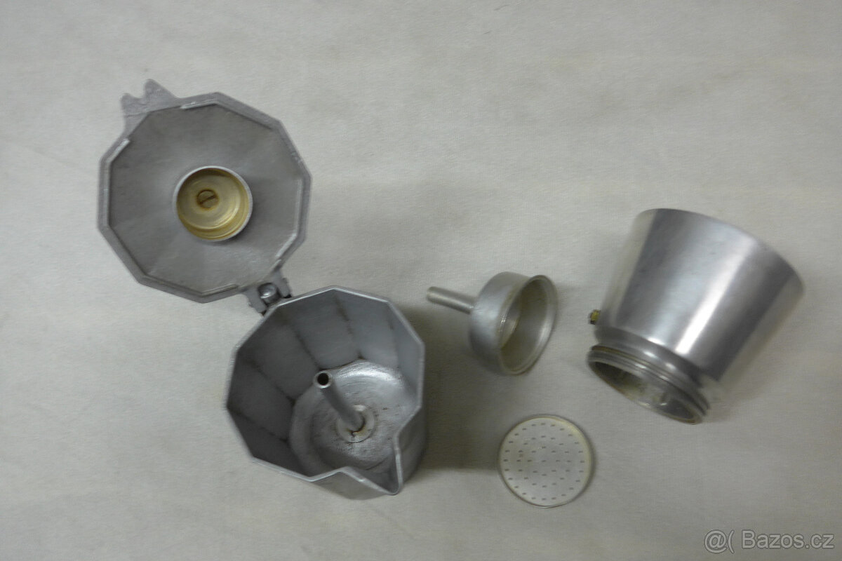 Stará CeloKovová Konvice s Cednikem Hlinik