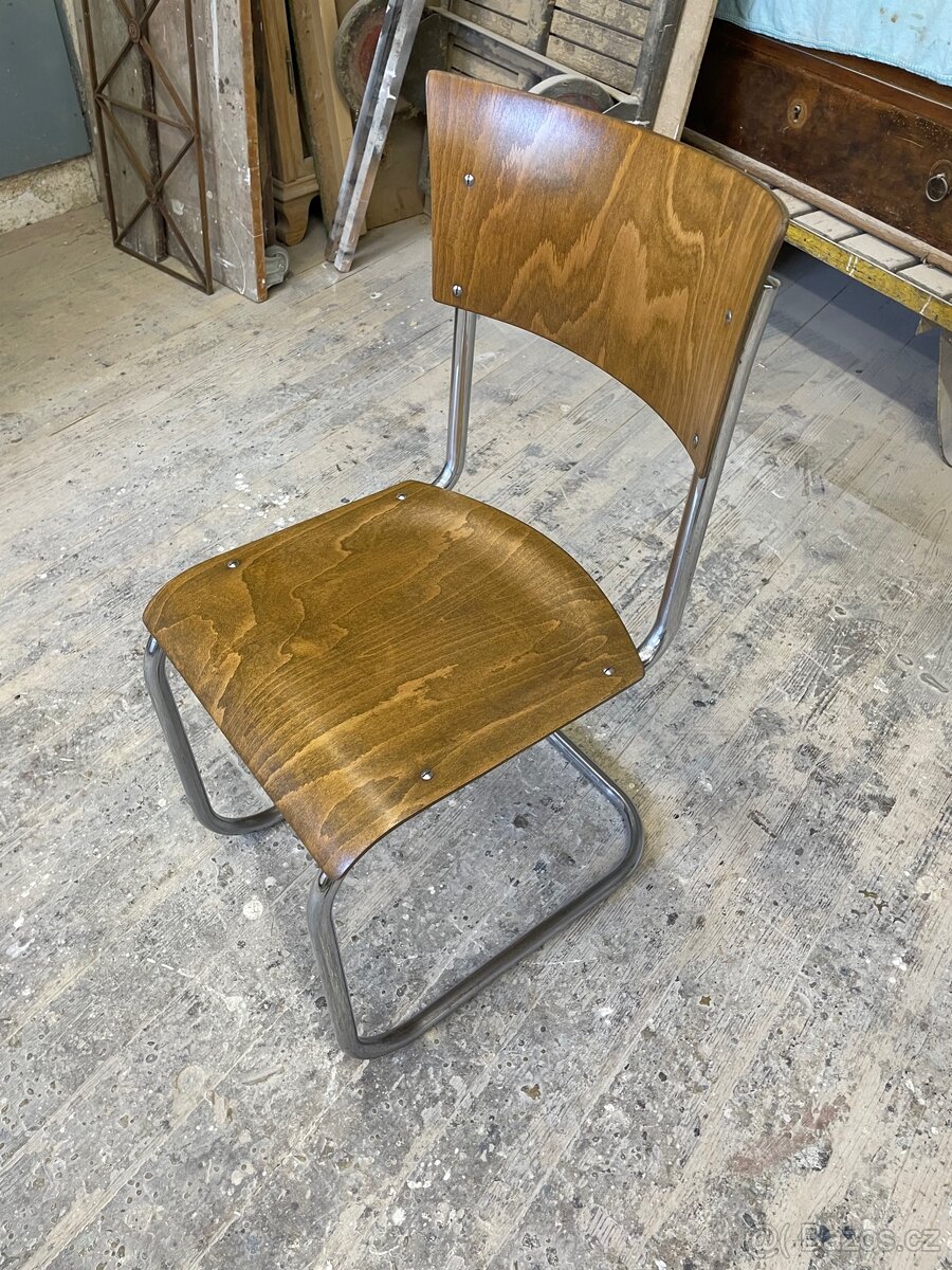 Chromovaná funkcionalistická židle