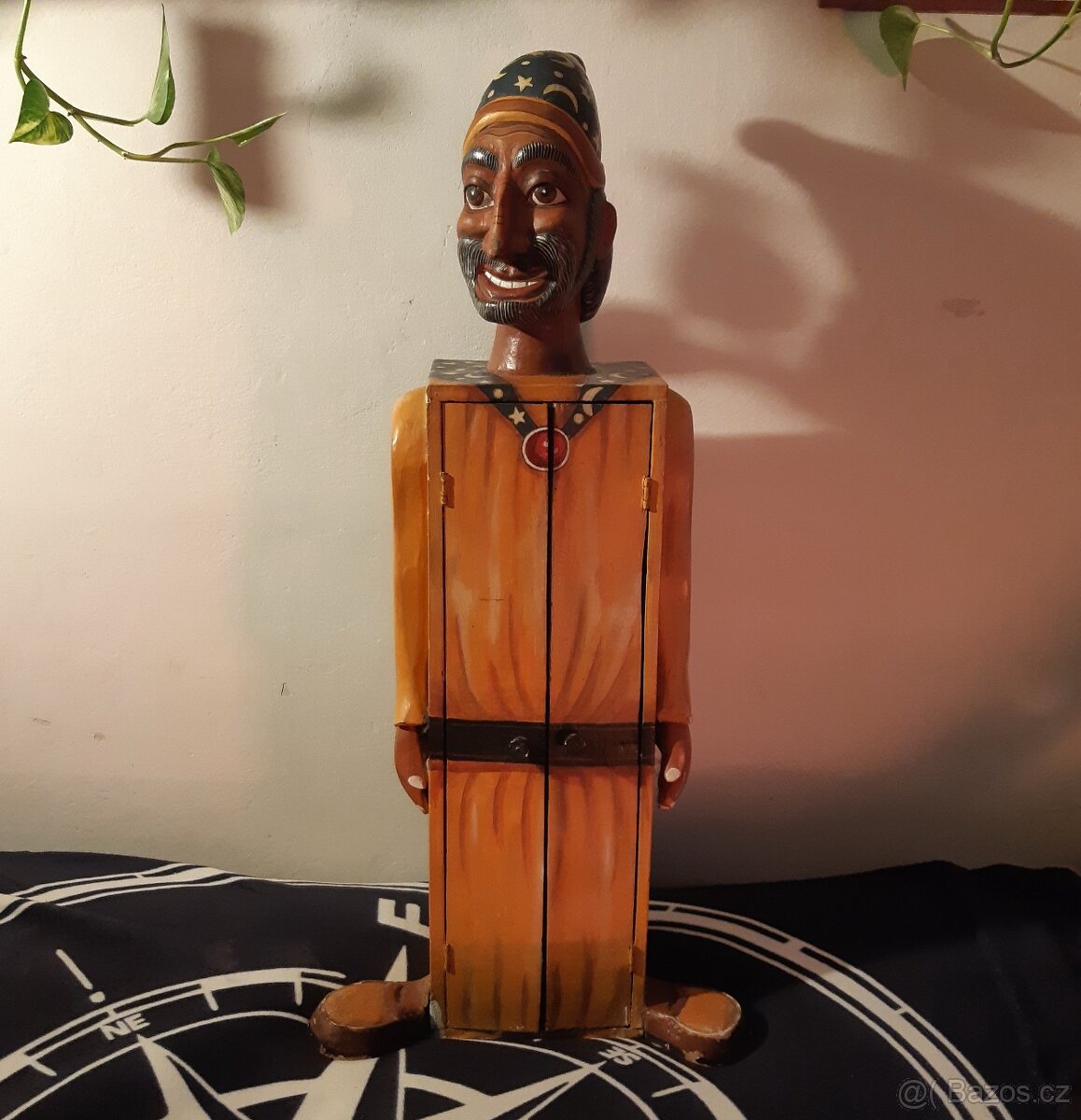 vintage dřevěná malovaná skříňka kouzelník 90cm