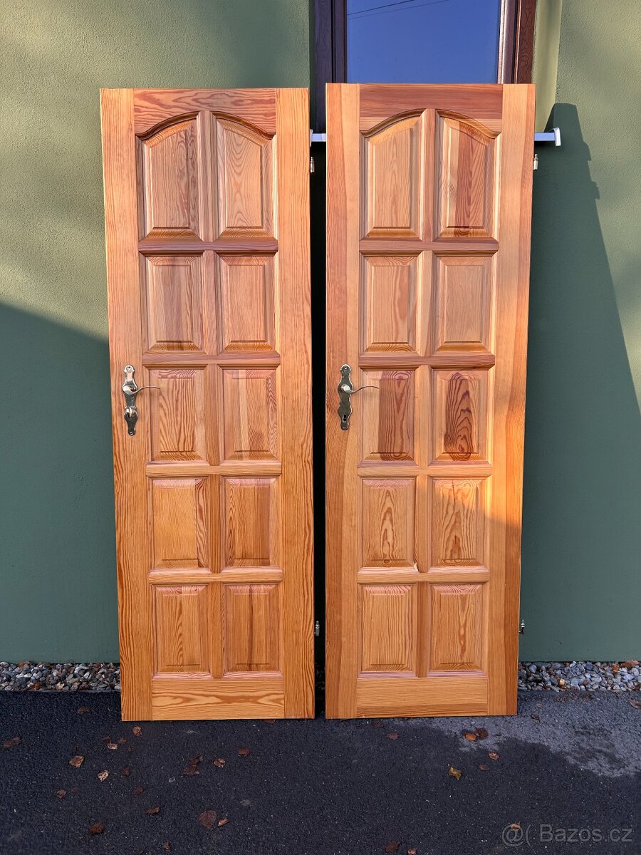 Masivní dřevěné interiérové dveře – 202 × 64 cm, pravé