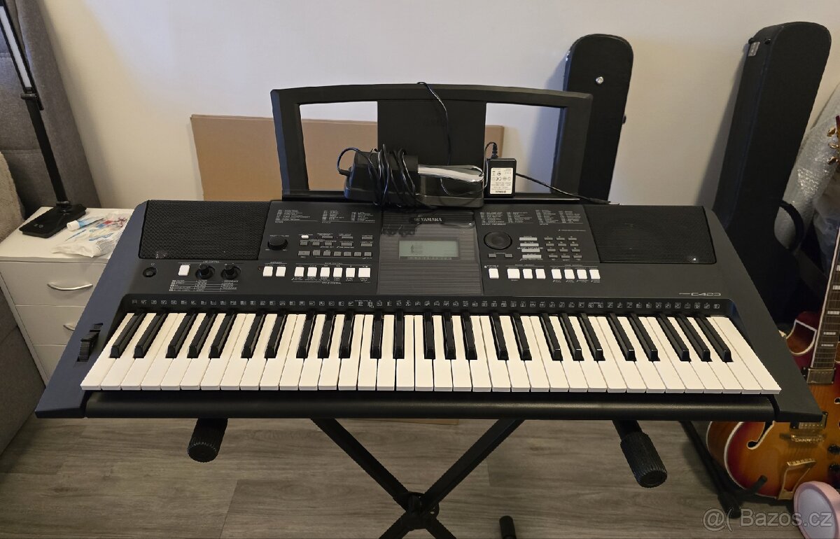 Yamaha PSR E 423 se stojanem a sustainpedálem.