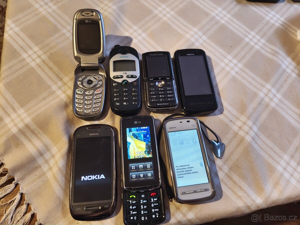 Mobilní telefony mix značek