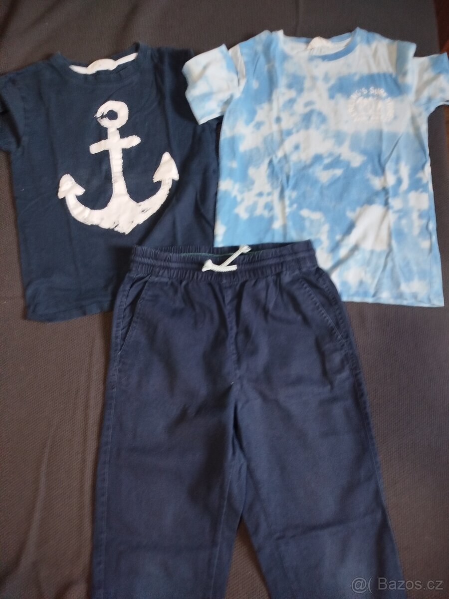 Modré kalhoty a trička vel 8-10let