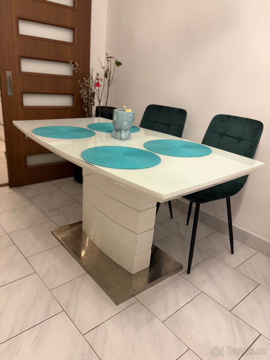 Jídelní stůl