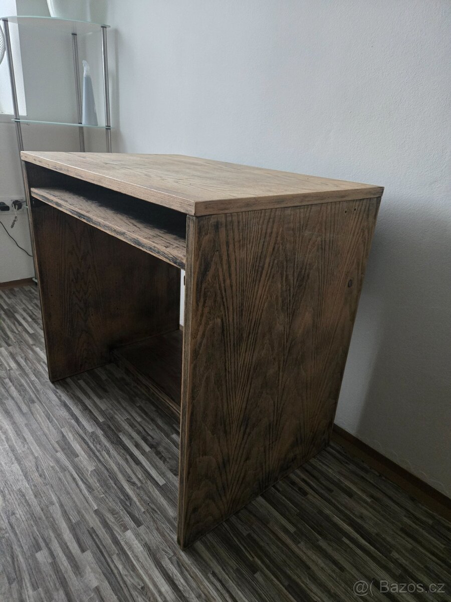 Dřevěný pracovní stolek masiv
