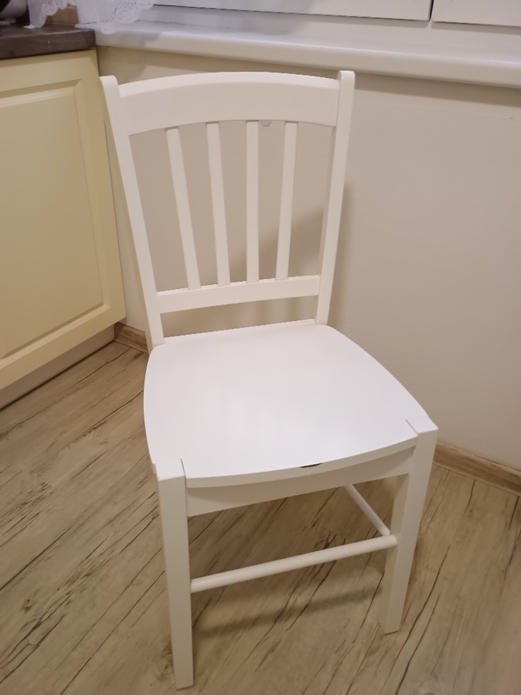 Bílá dřevěná jídelní židle