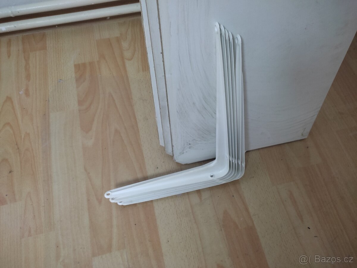 Nástěnná police s konzolami