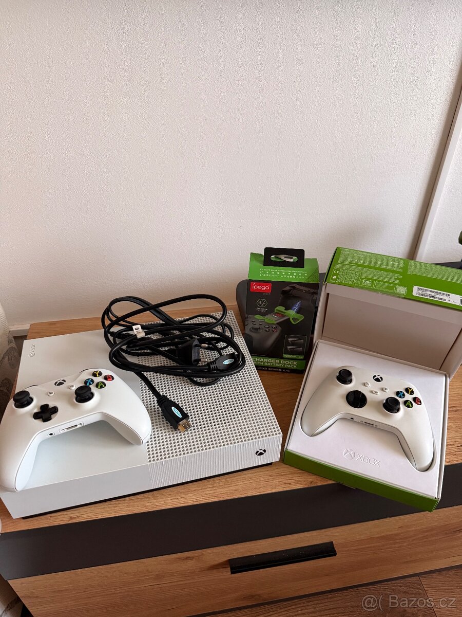 Xbox one S 1TB + 2x ovladač + dokovací stanice
