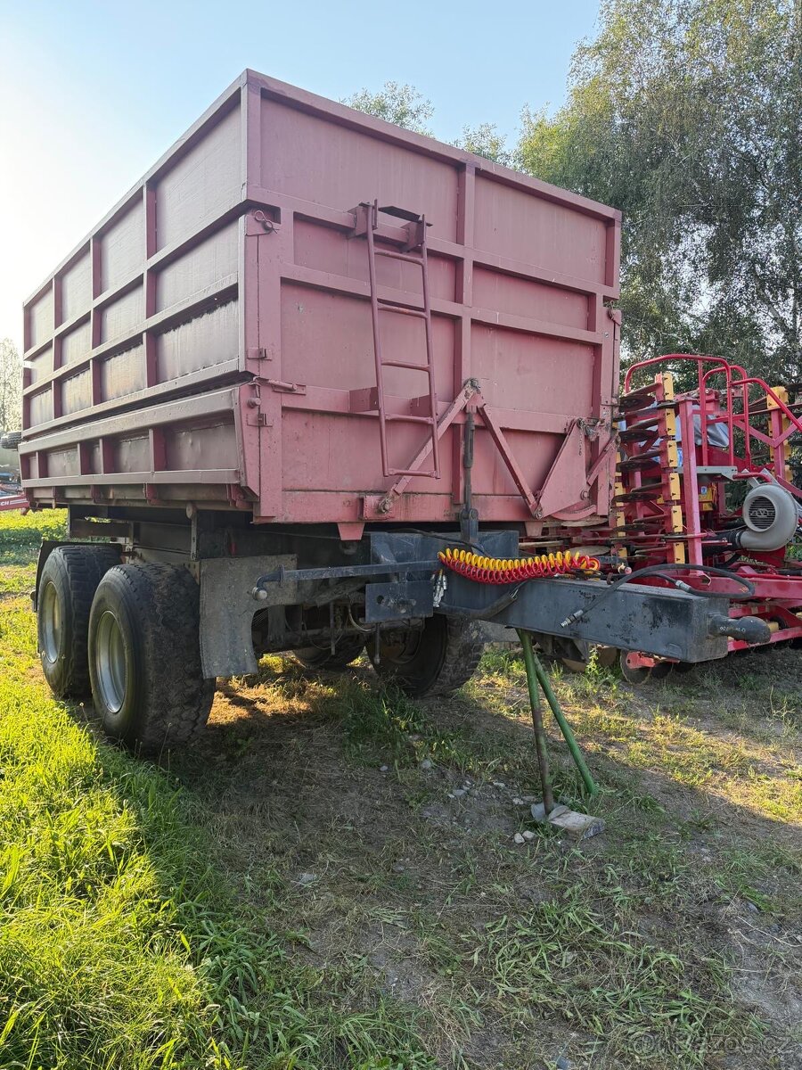 Traktorový náves