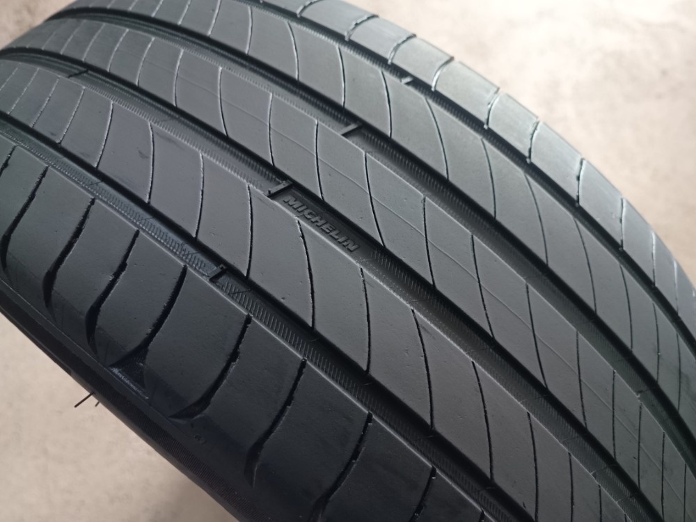 215/55 R17 MICHELIN (2723)