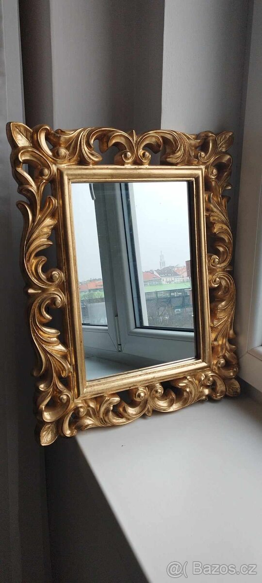Zrcadlo ve zlatém rámě