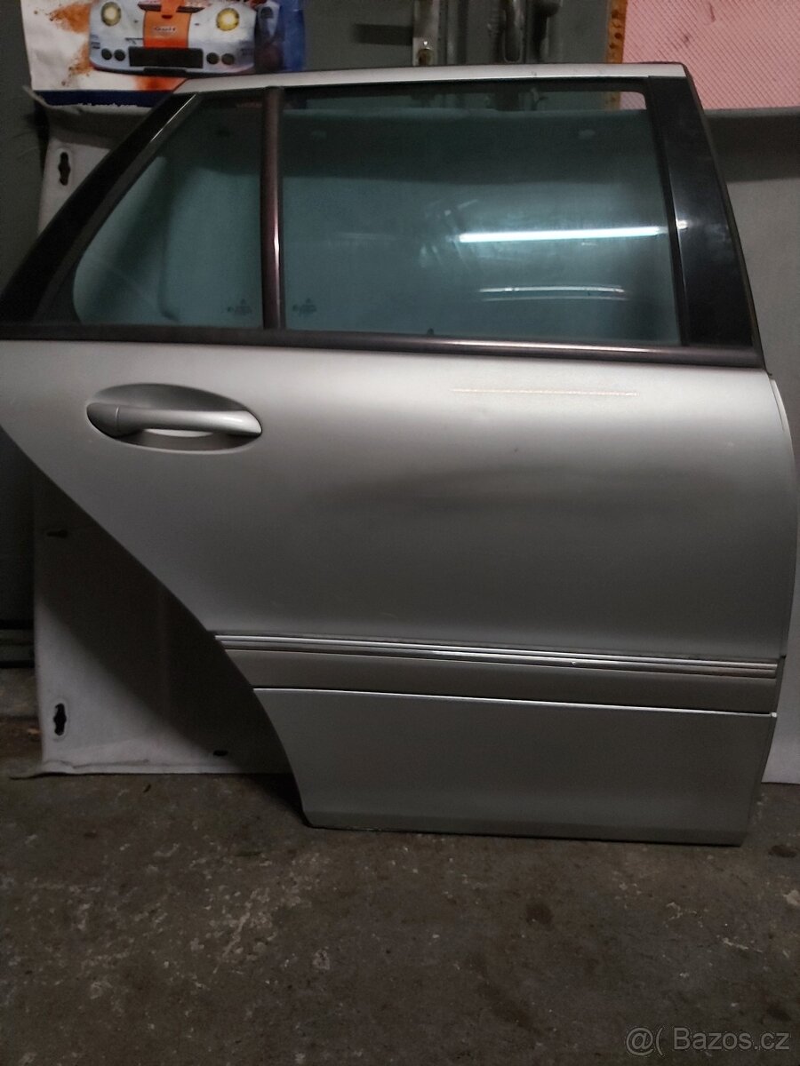 Pravé zadní dveře na Mercedes w203 240