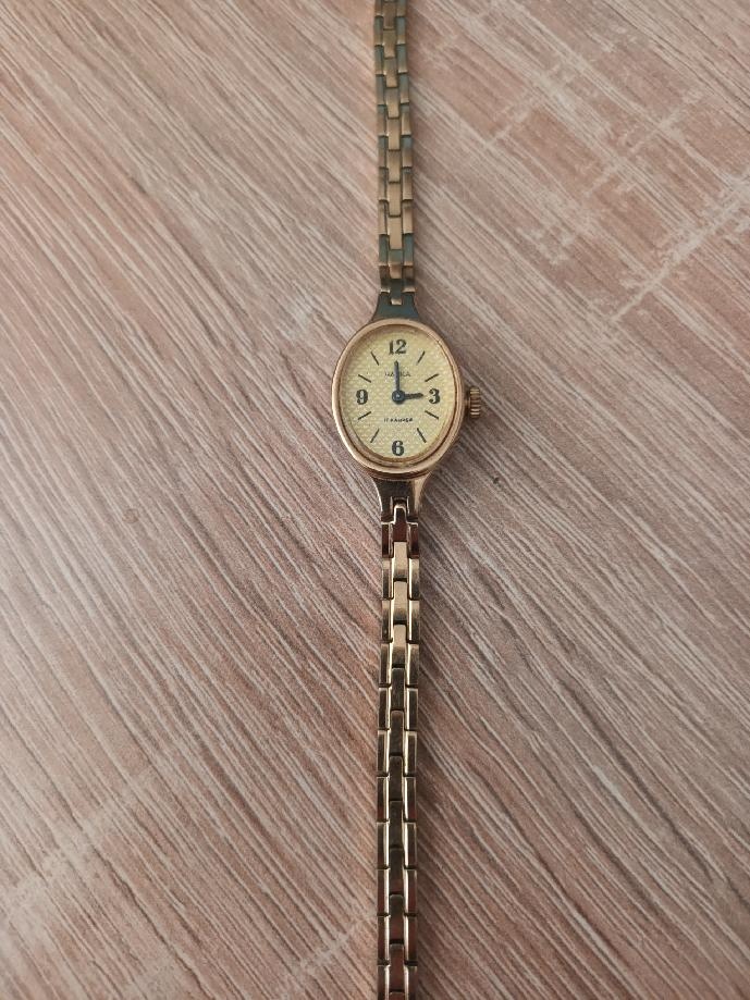 DÁMSKÉ HODINKY     ČAJKA  S KOVOVÝM  PÁSKEM  17 JEWELS