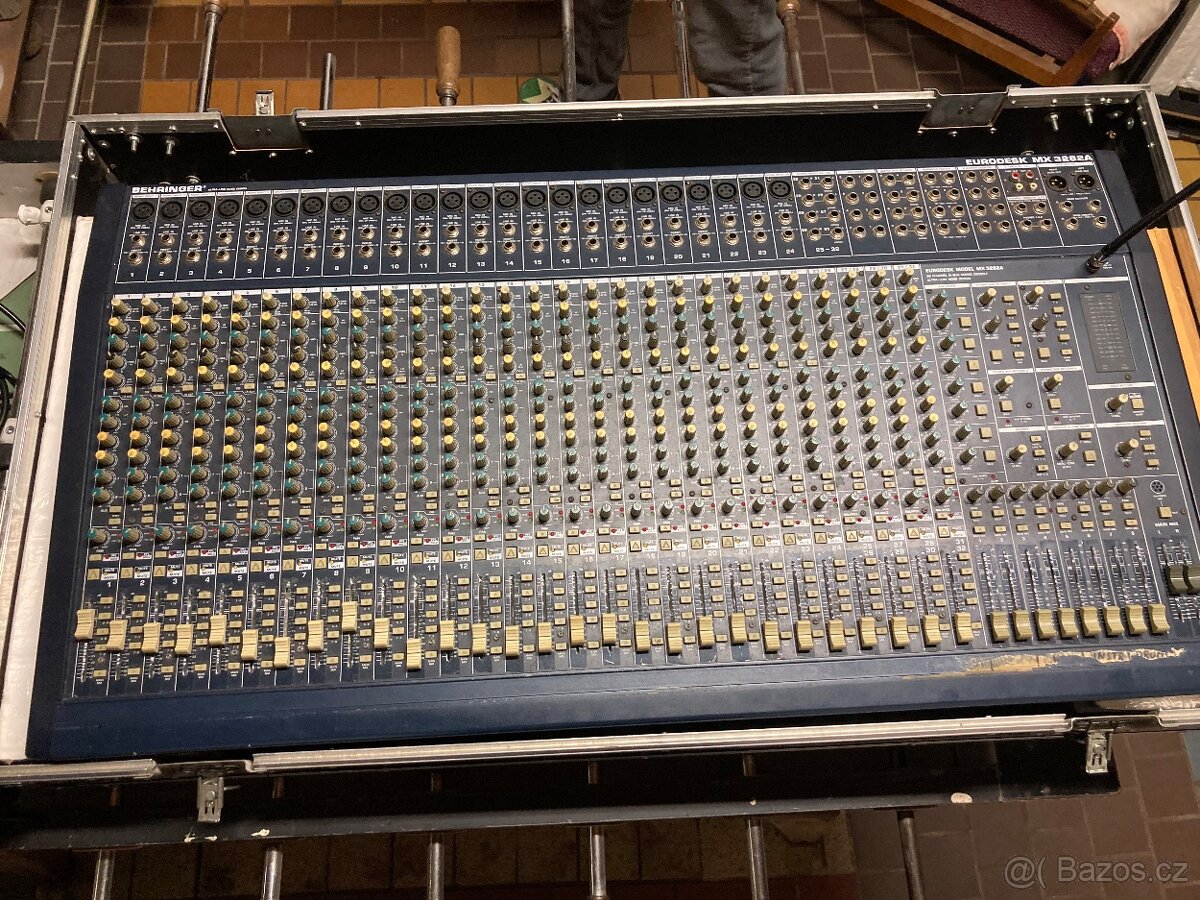 Mixážní pult Behringer Eurodesk MX3282