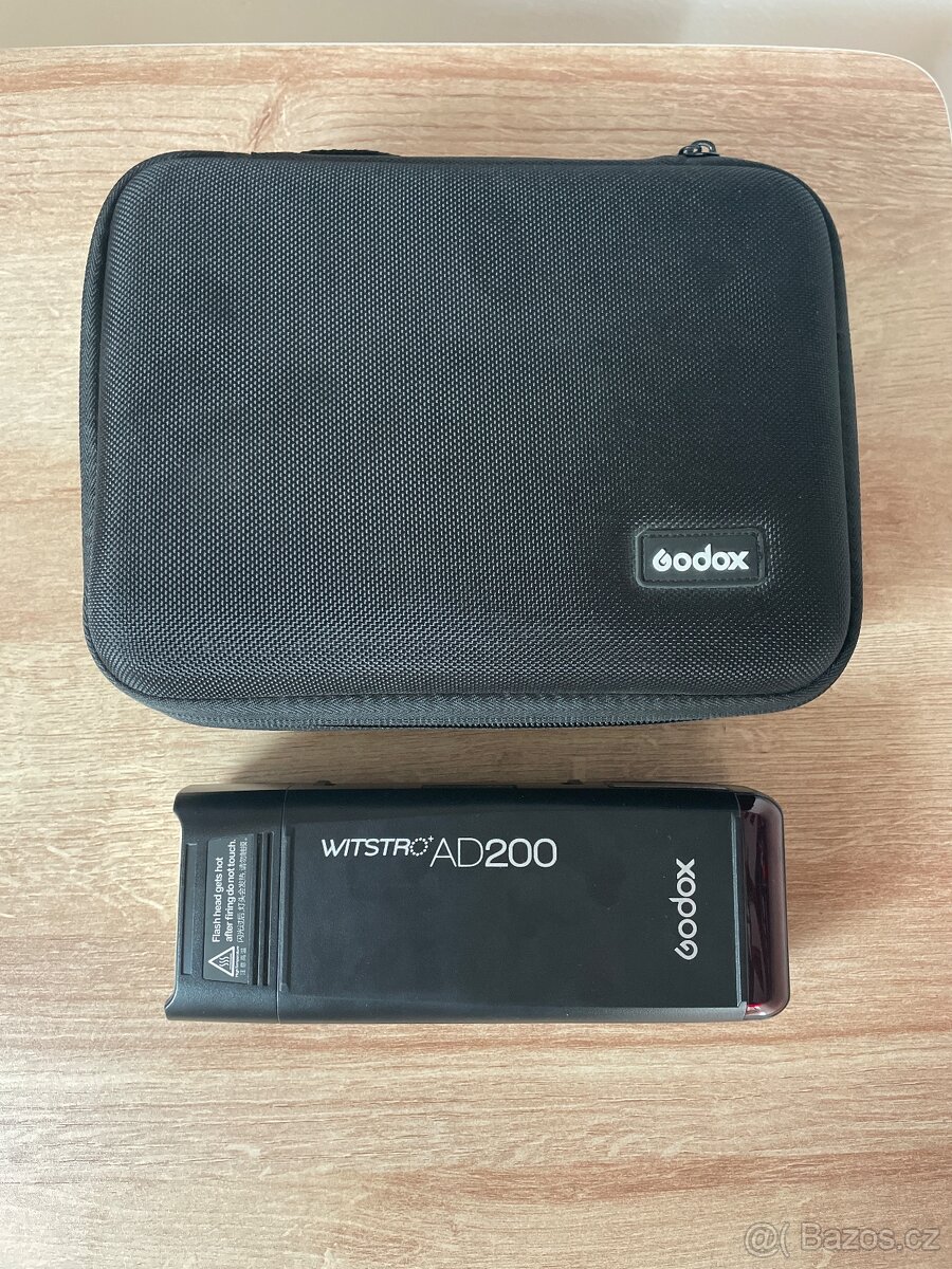 Godox AD200 + příslušenství (softboxy, stativ, držák, grid…)