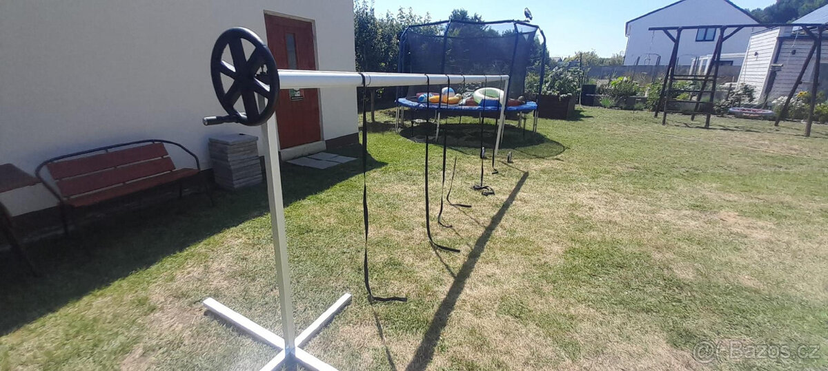 Naviják na plachtu bazénu.