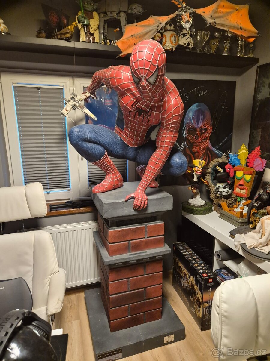 Socha Spiderman v životní velikosti