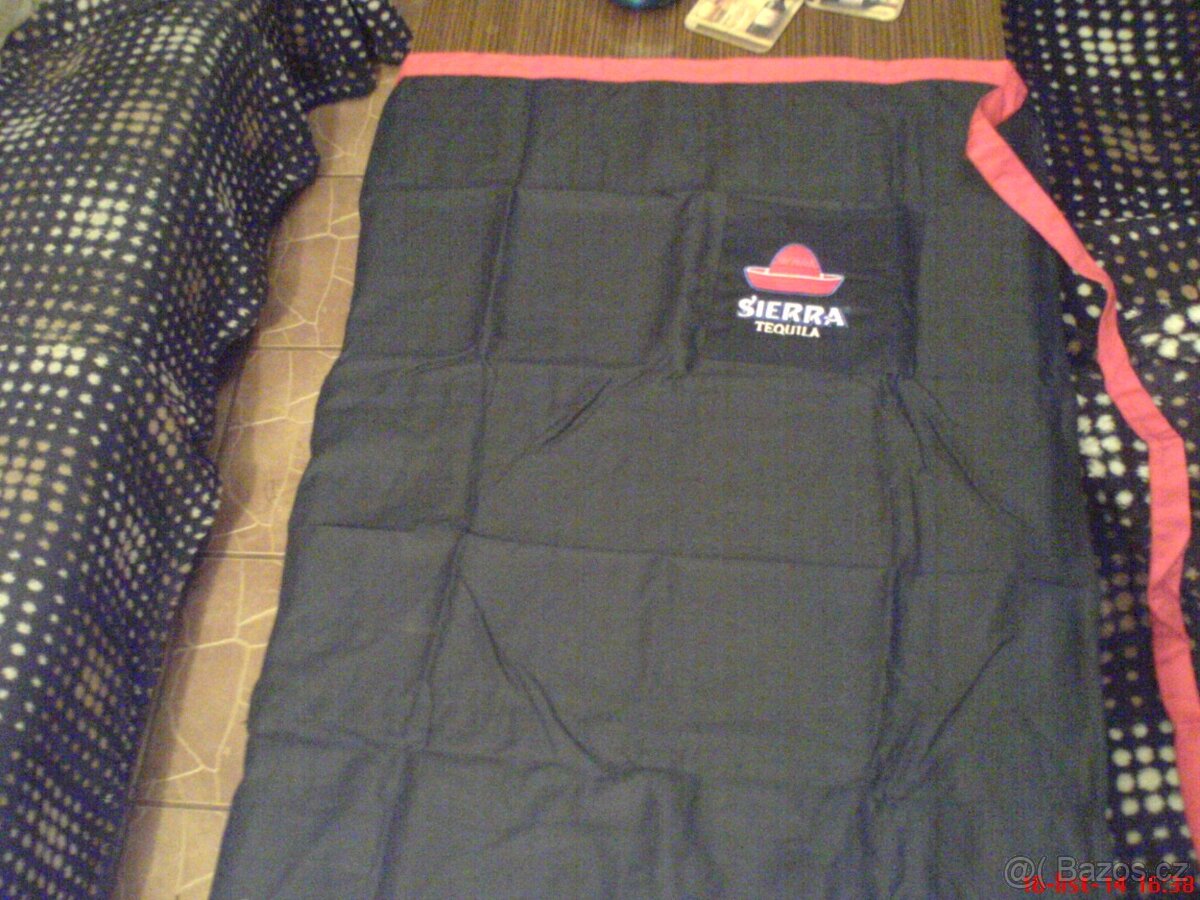 originální barmanské zástěry a kšiltovky