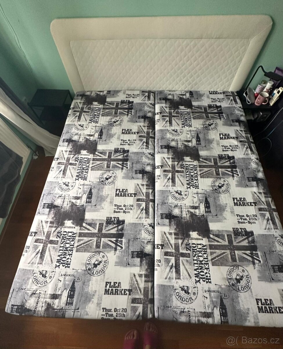 Manželská postel i s matracemi