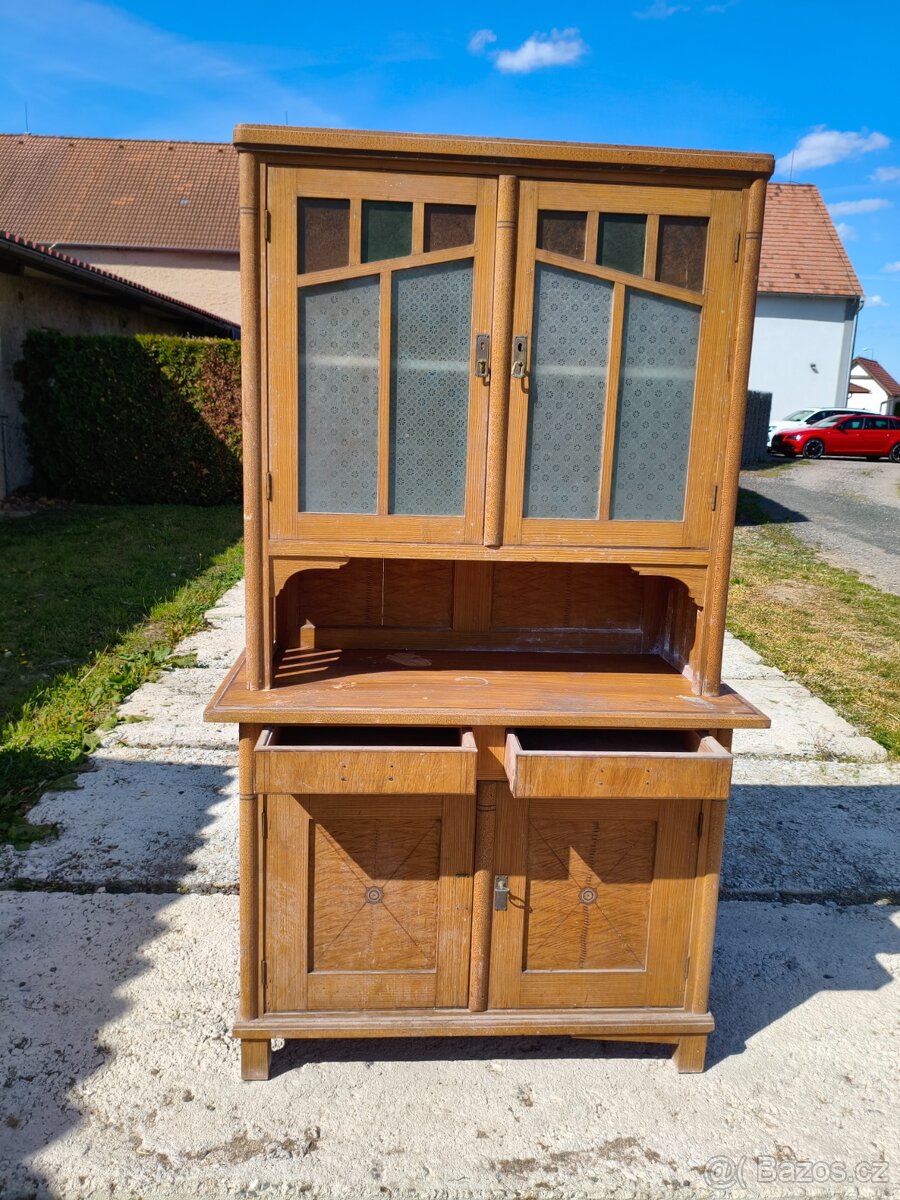 Stará hezká fládrovaná kuchyňská kredenc