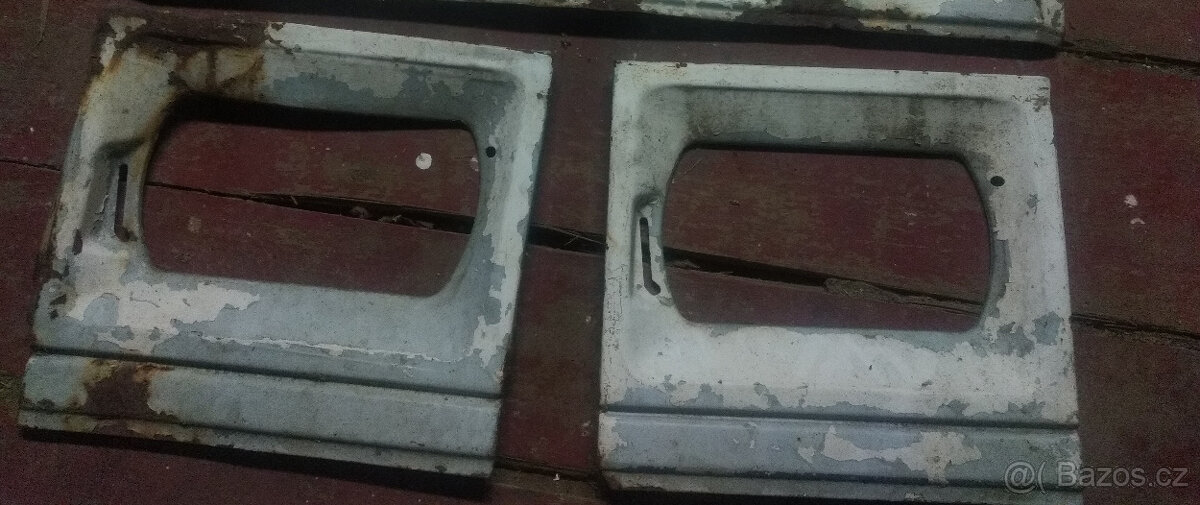 Aro 10 - drobné karosářské díly, blinkr a zrcátko a další