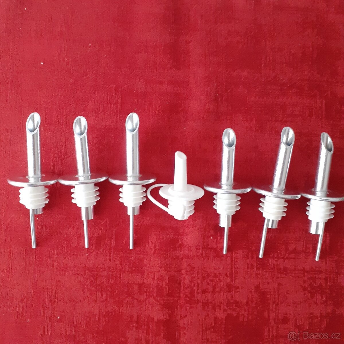 zátky, uzávěry, nálevky na lahve