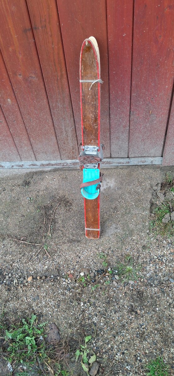 Staré dětské lyže