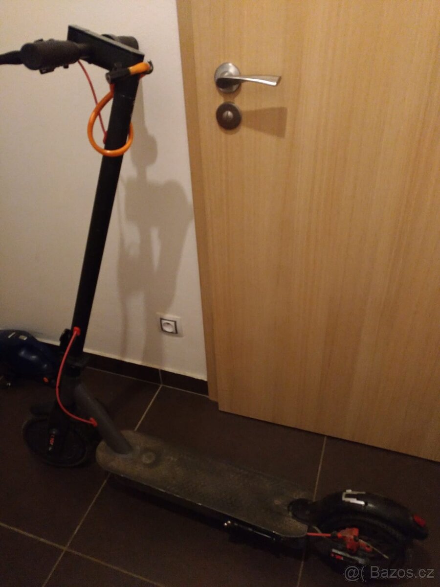 Elektrokoloběžka GOGEN VOYAGER s červeným PODsvícením