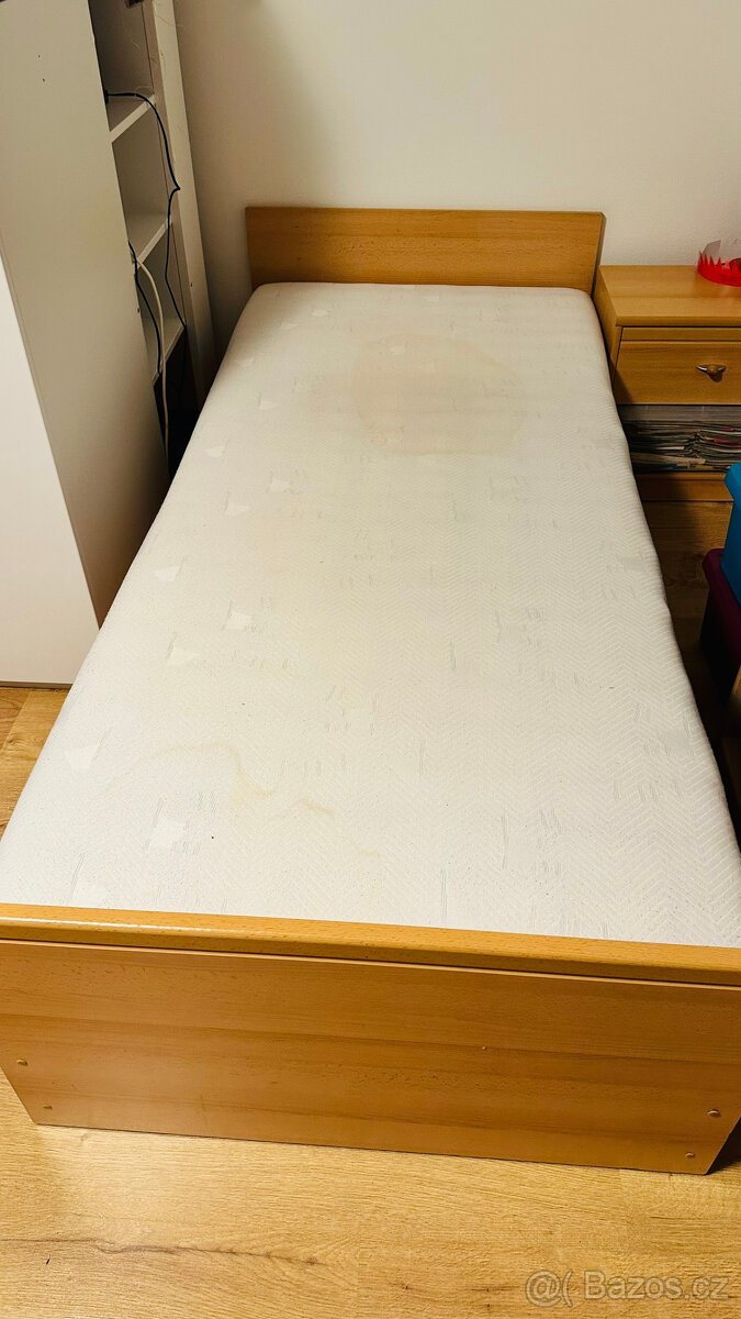 Daruji za odvoz jednolůžkovou postel s úložným prostorem.