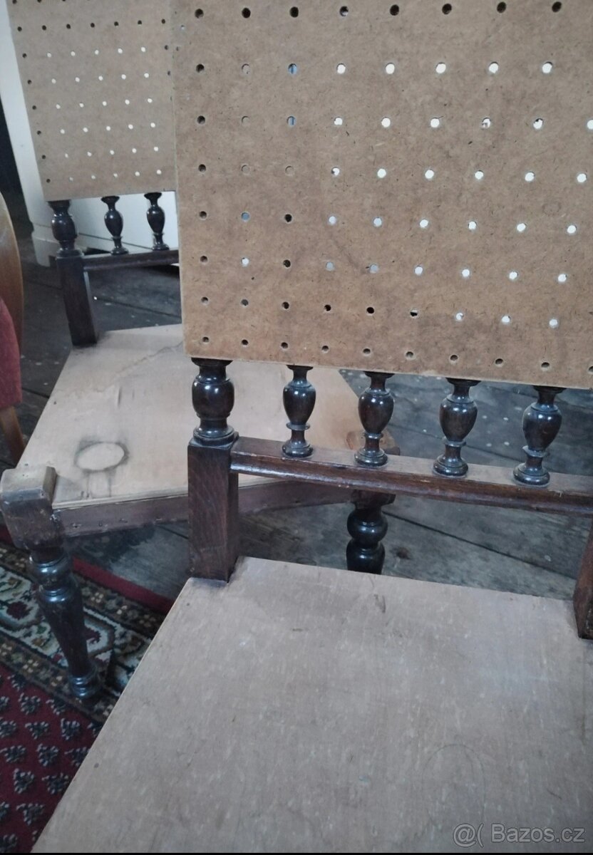 Dvě starožitné židle