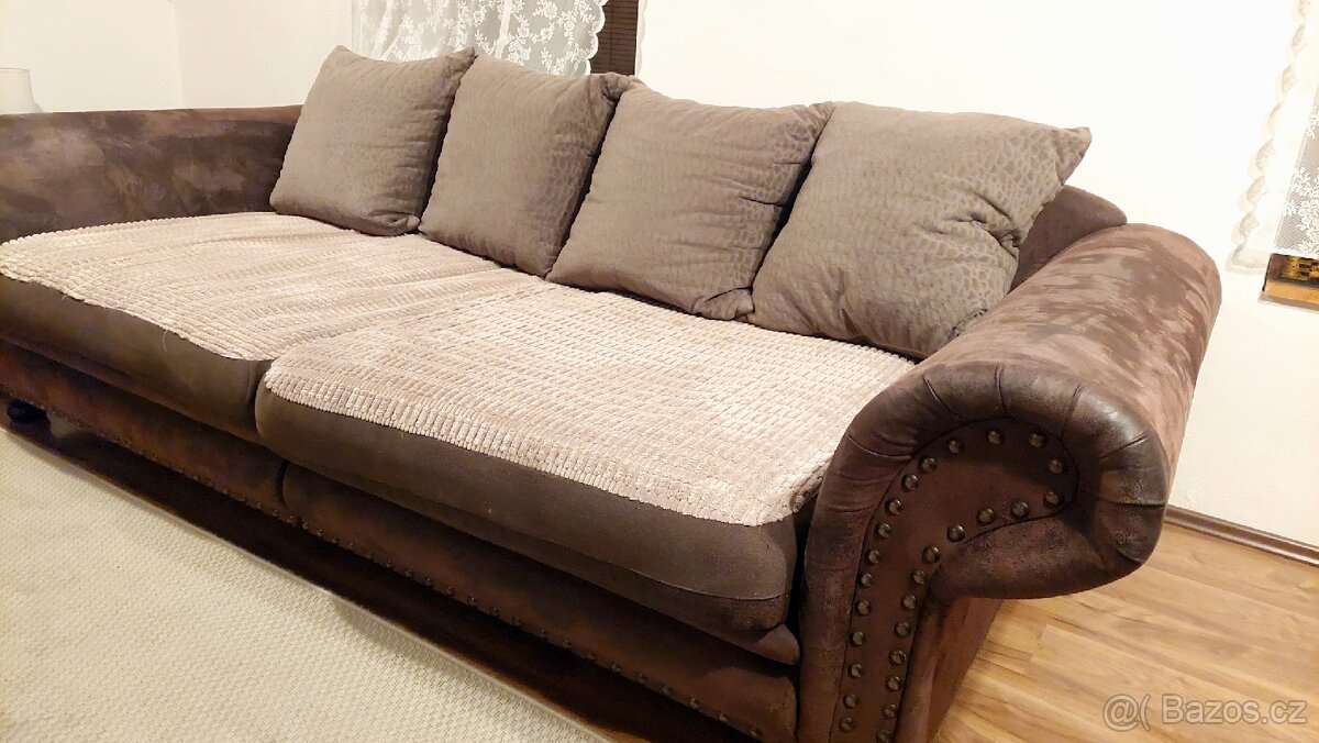 Velká pohovka v chesterfield stylu