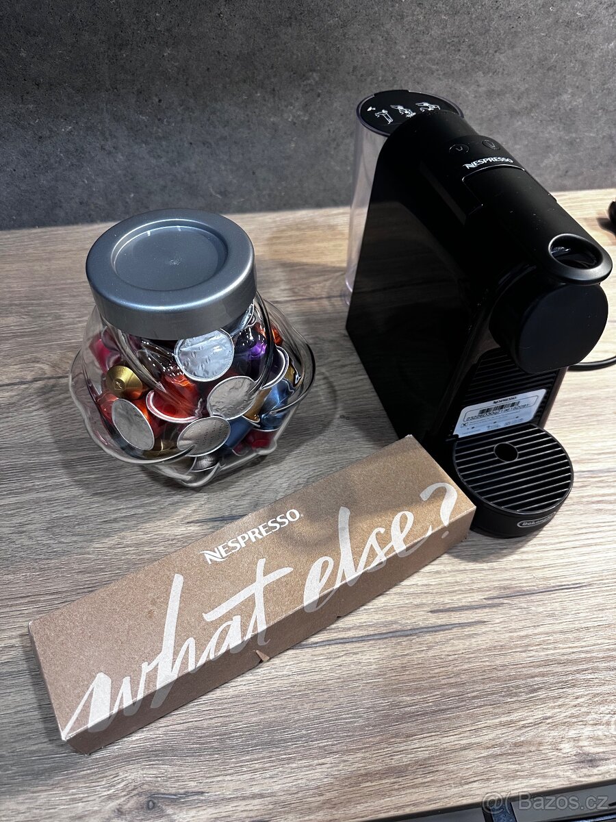 Kávovar Nespresso De'Longhi Essenza Black EN85.B