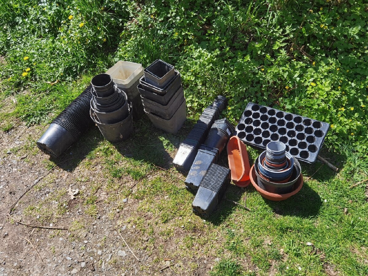 Daruji plastove květináče kontejnery sadbovace