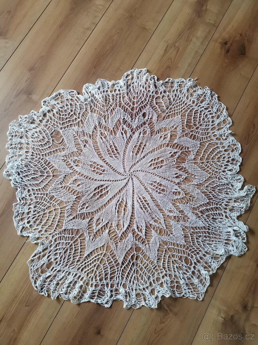 Ručně háčkováný vintage ubrus