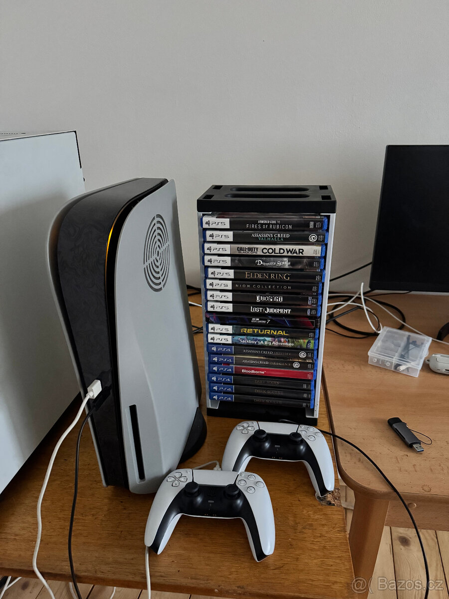 PS5 + 2 ovladače + hry