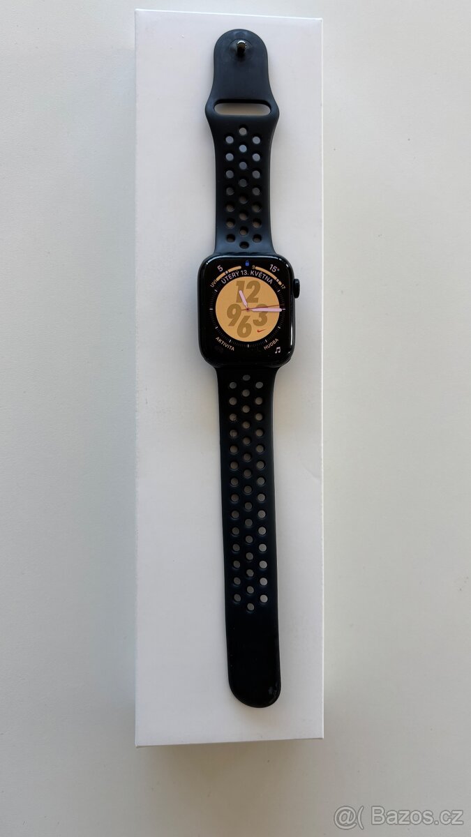 Apple Watch 7, Nike, 45mm, černé, GPS