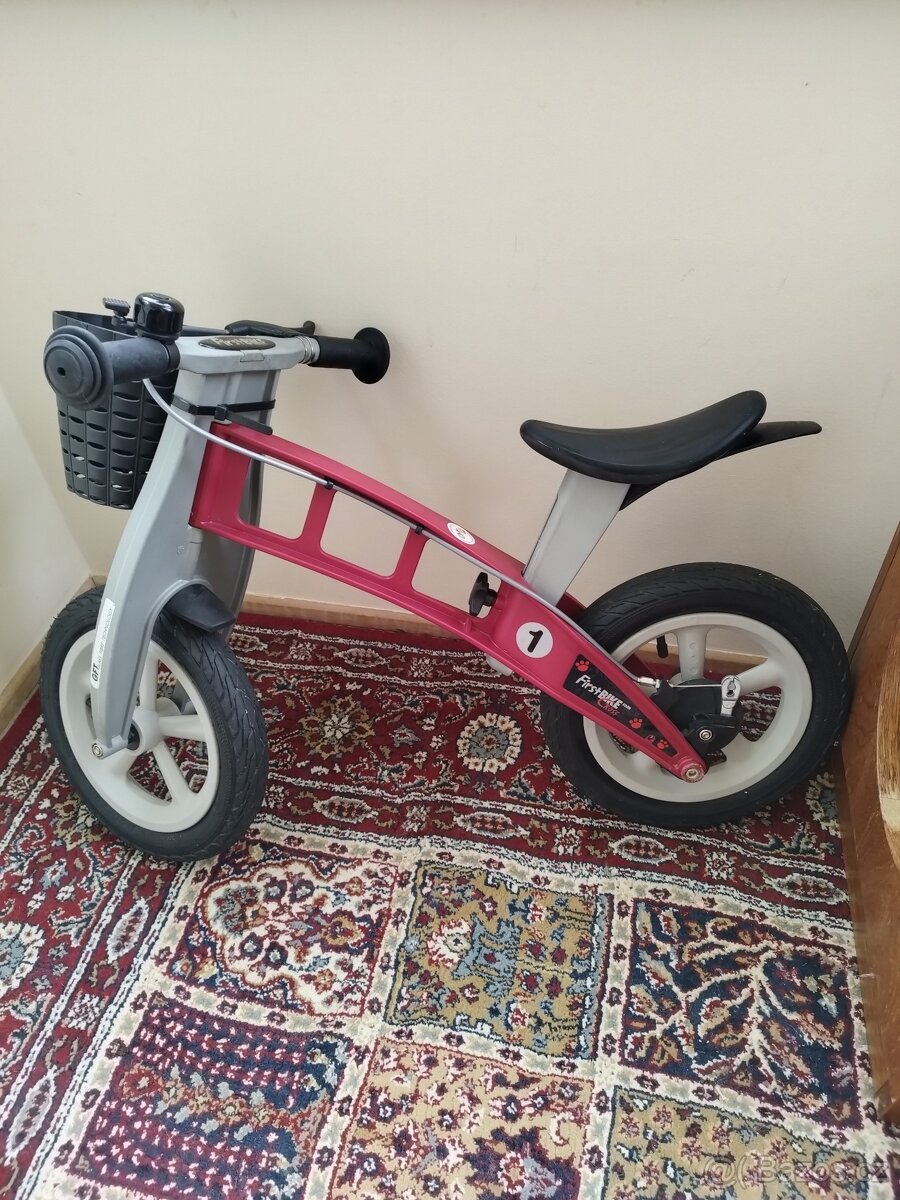 Odrážedlo First Bike - vínové