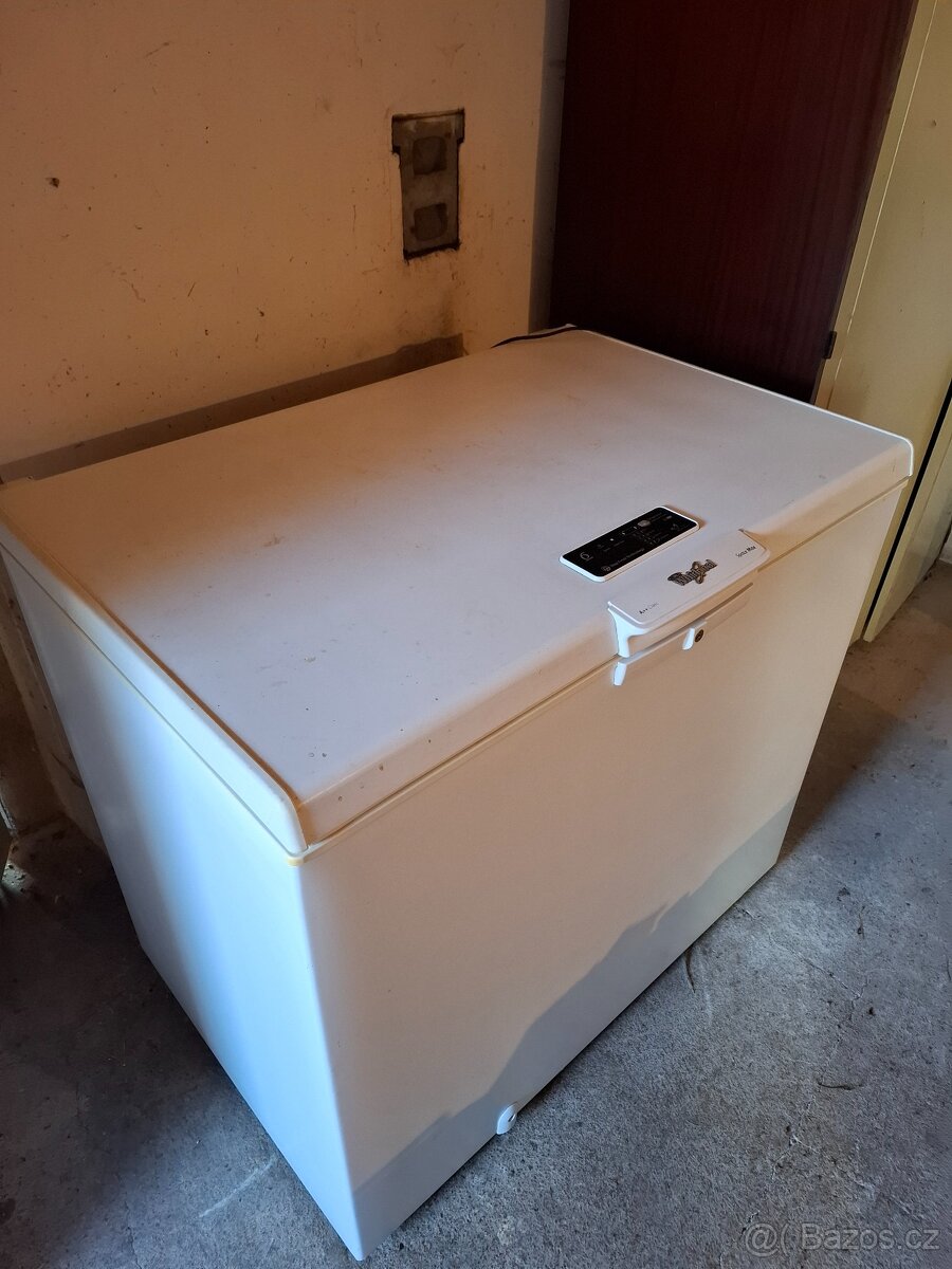 Pultový mrazák Whirlpool WHE 25352 F, objem 255 litrů