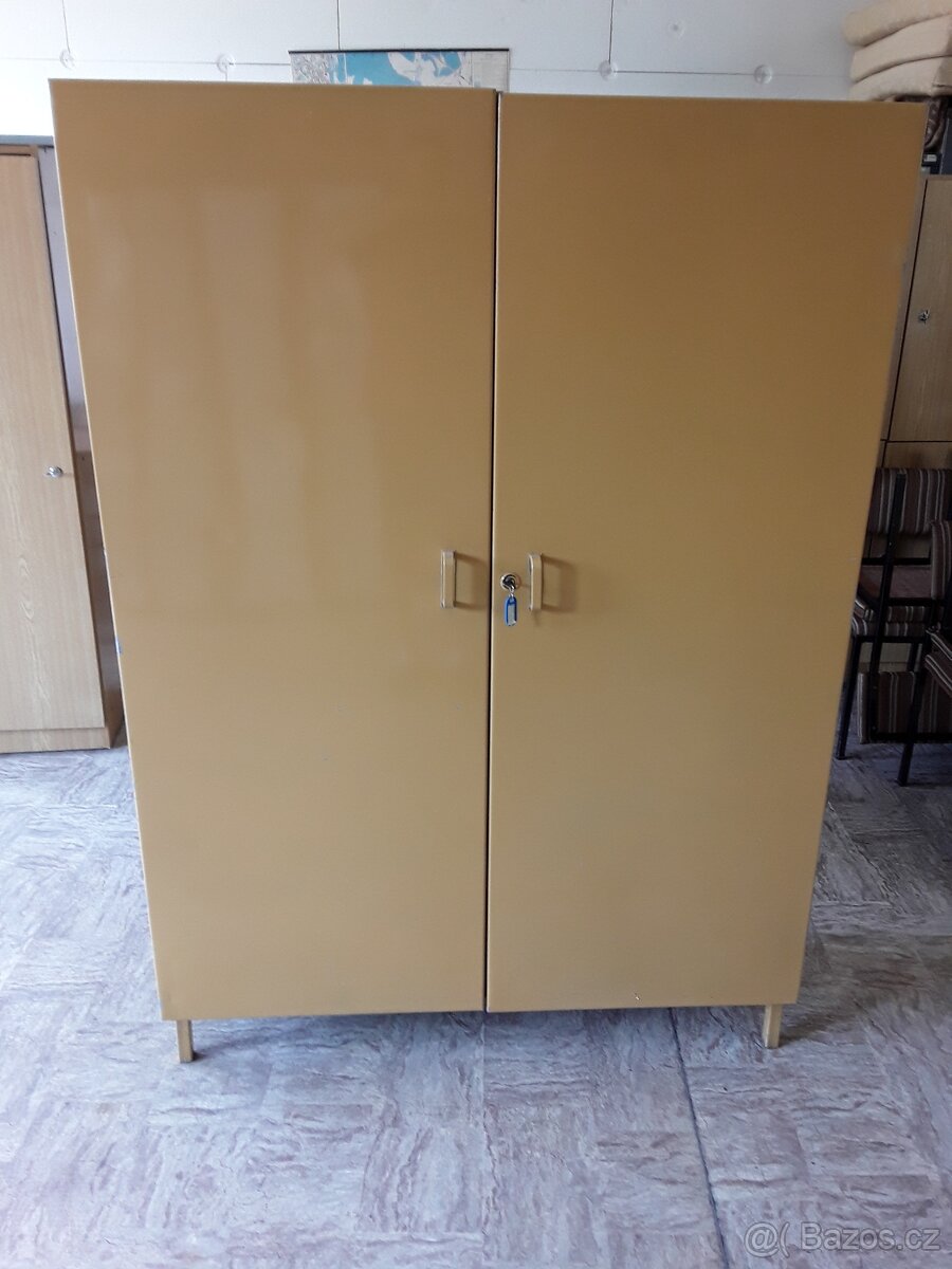 Plechové skříň