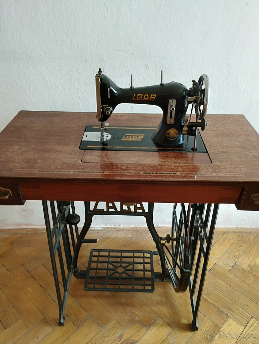 Šicí stroj Lada 77