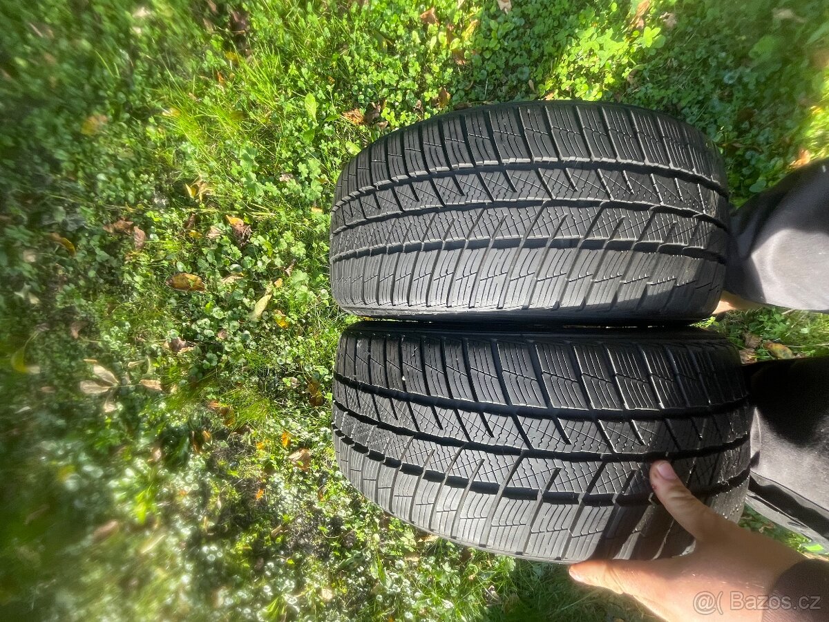 Zimní pneu 215/40R17
