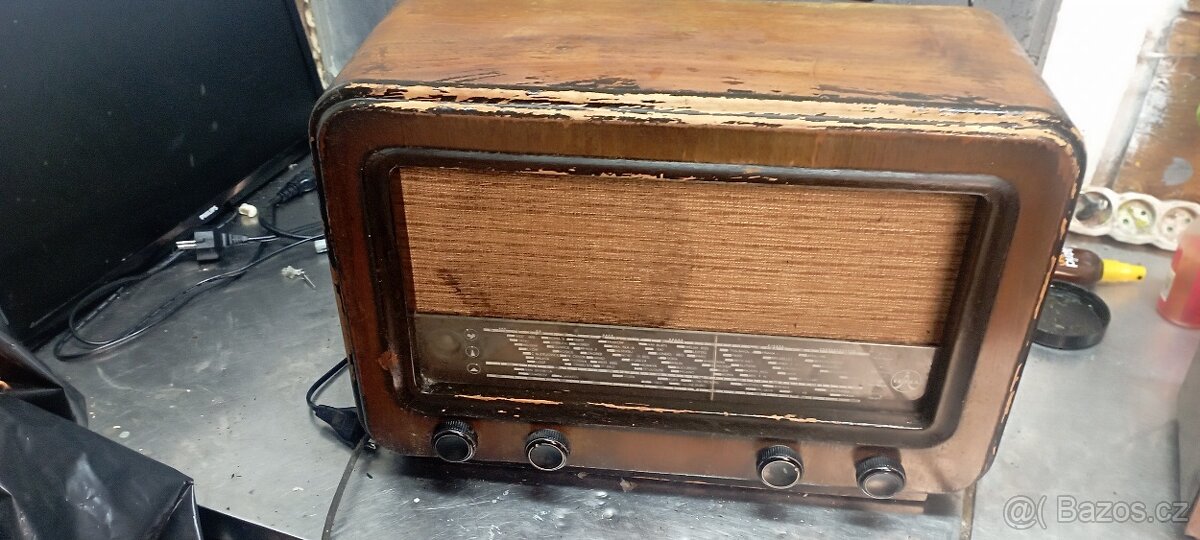 Staré rádio Tesla romance