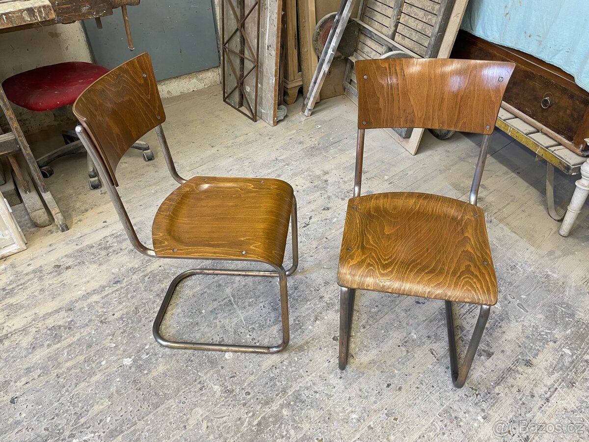 Pár chromovaných funkcionalistických židlí