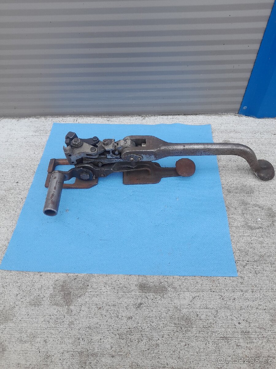 Staré páskovací kleště...