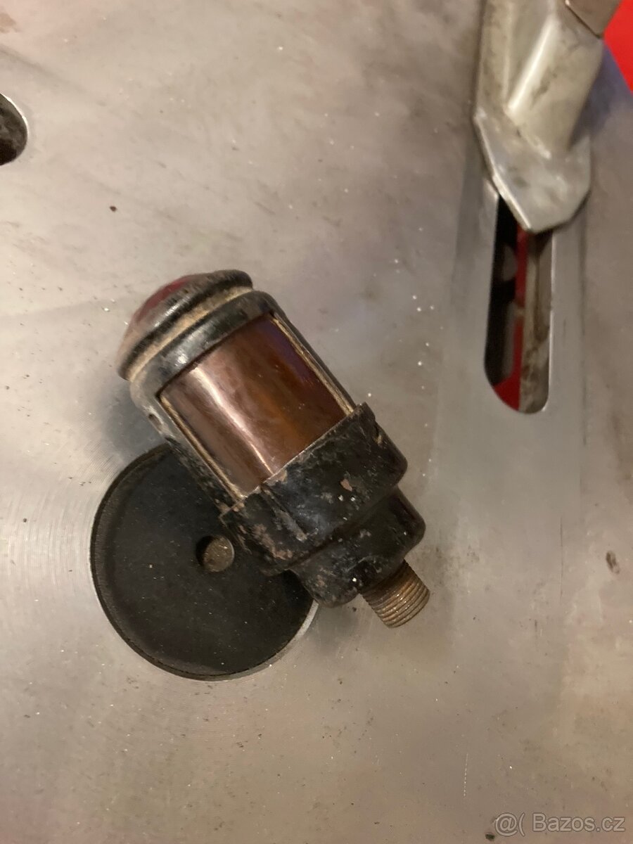 Staré zadní světlo Jawa