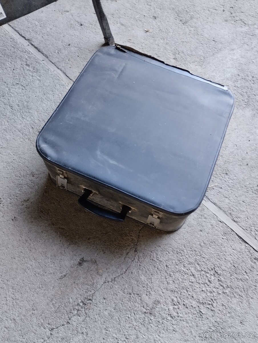 Kufříkový psací stroj Consul 2223