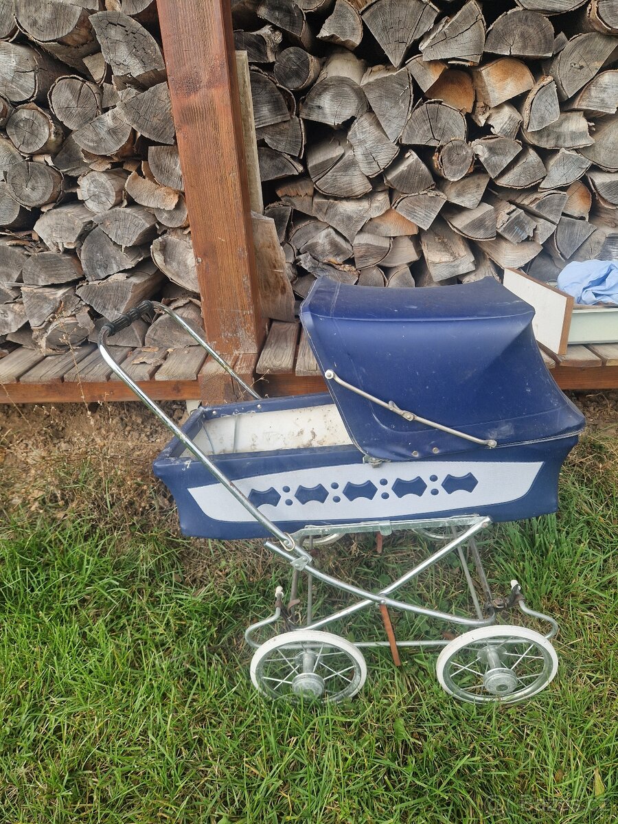 Starý dětský kočárek